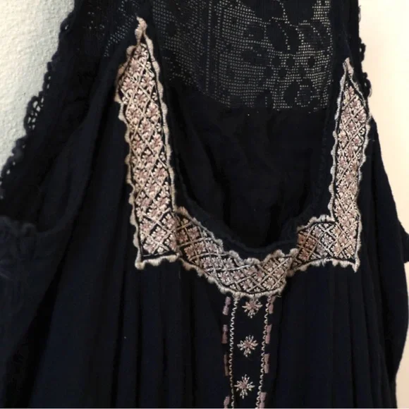 Black dress - Picture 6 of 8